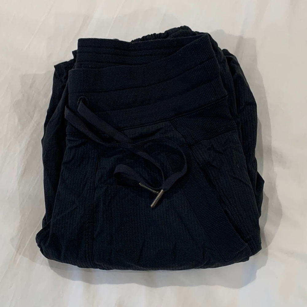 BRAND: LULULEMON — SIZE: 4 REGULAR  —COLOR: BLACK